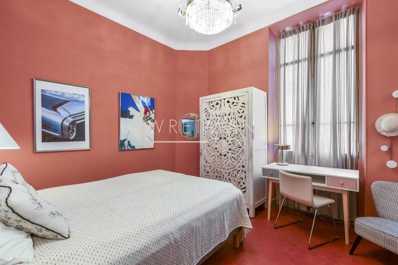 Villa - 242 m² - 9 pièces