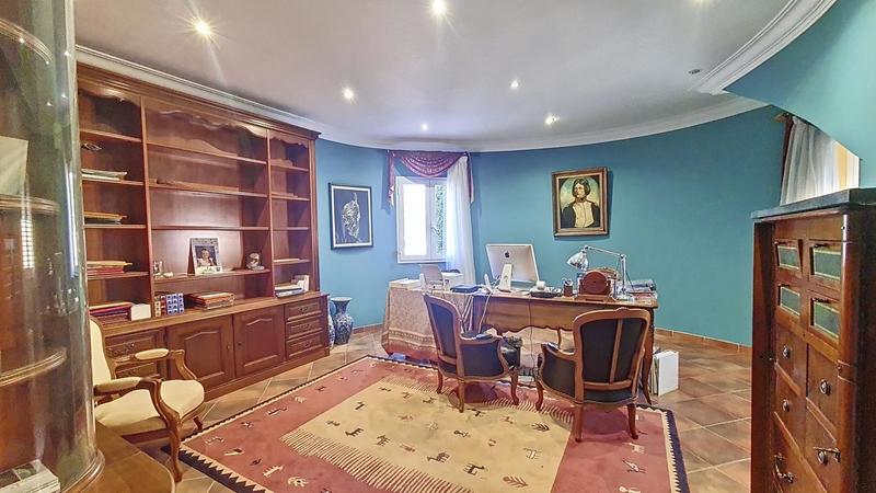 Propriété - 420 m² - 9 pièces