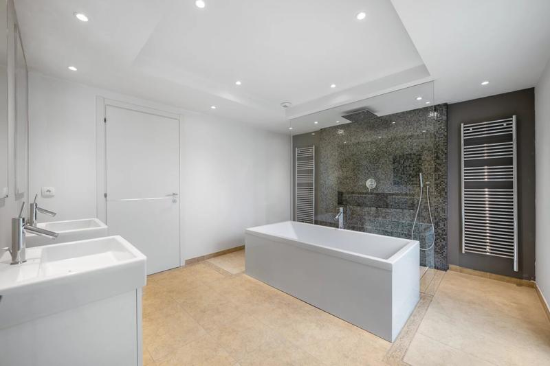 Maison - 588 m² - 8 pièces