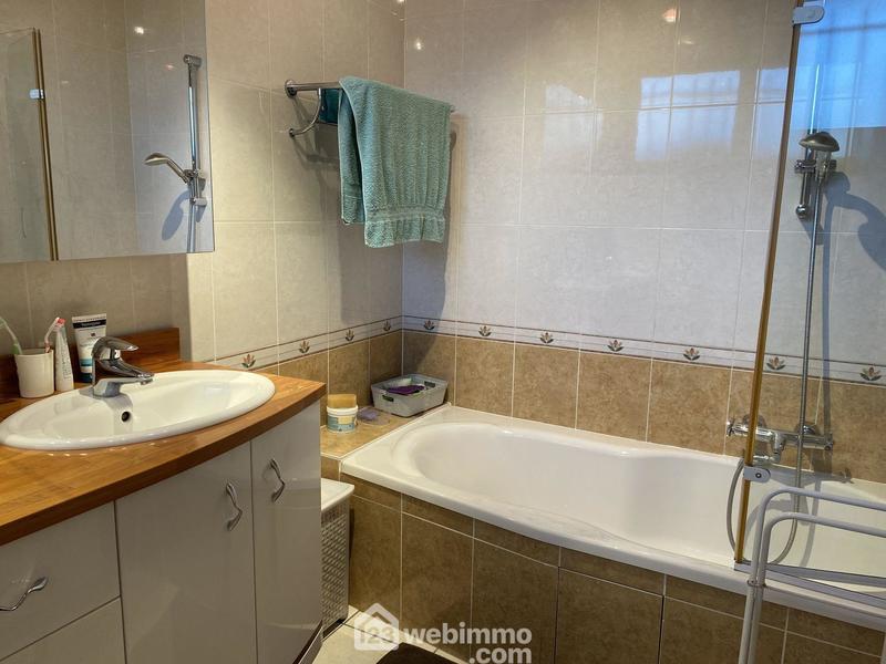 Maison - 202 m² - 7 pièces