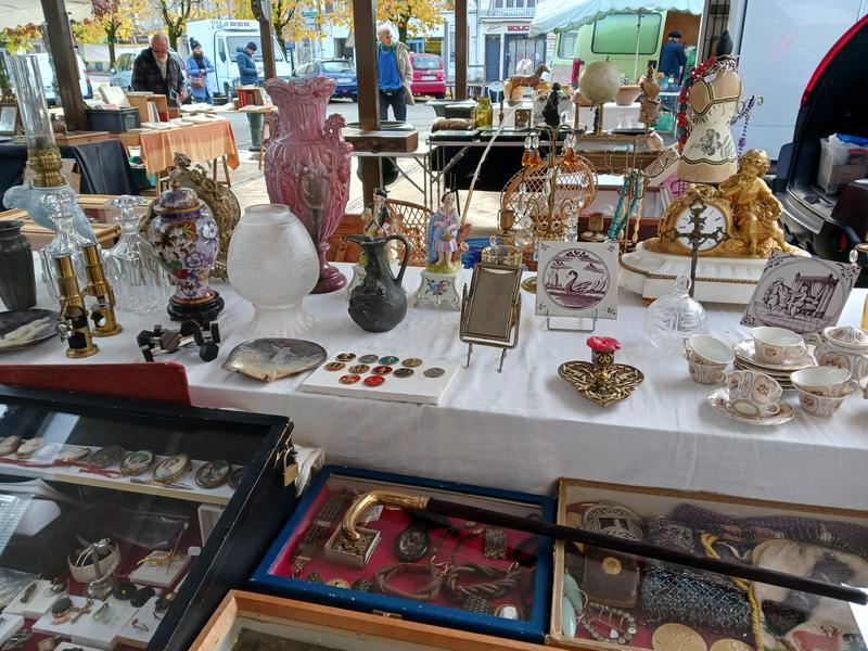 Marché mensuel des brocanteurs professionnels