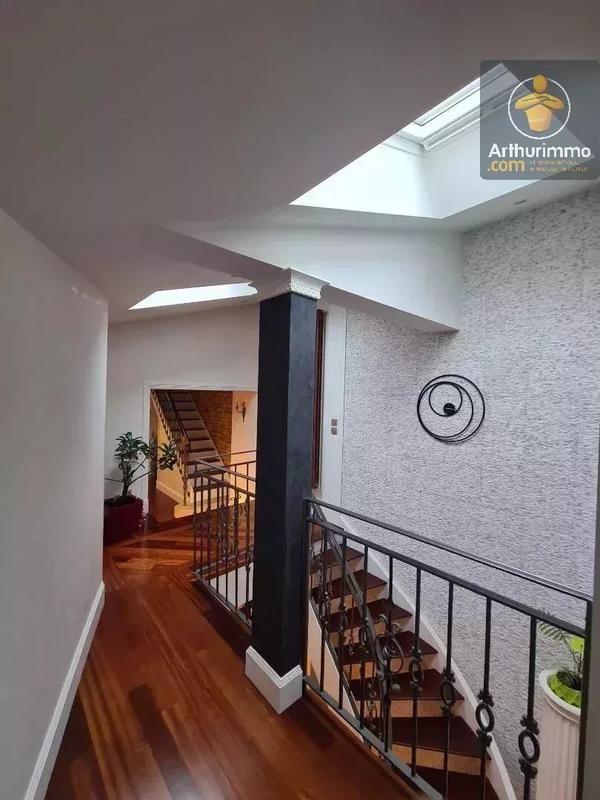 Maison - 230 m² - 7 pièces