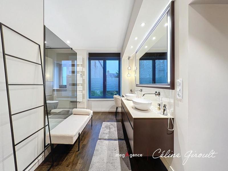 Maison - 250 m² - 10 pièces