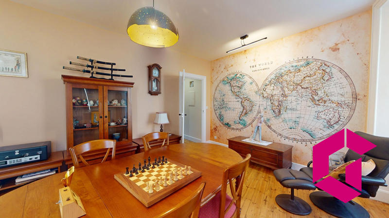 Maison - 337 m² - 9 pièces