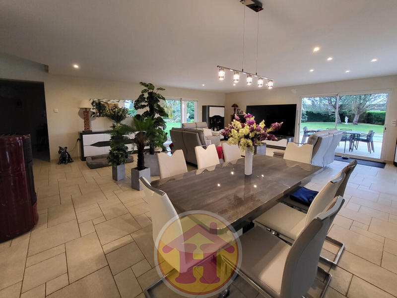 Maison - 208 m² - 5 pièces