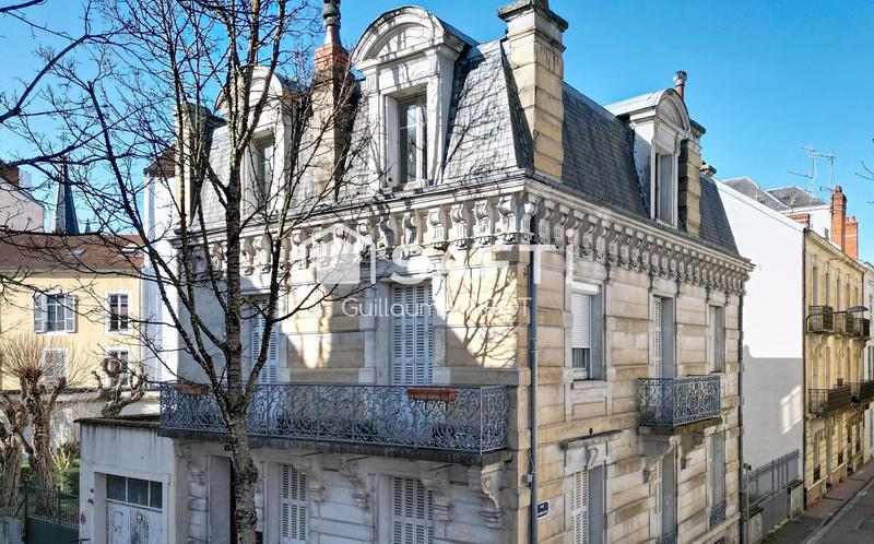 Maison de maîtres - 212 m² - 11 pièces