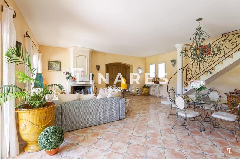 Propriété - 230 m² - 9 pièces