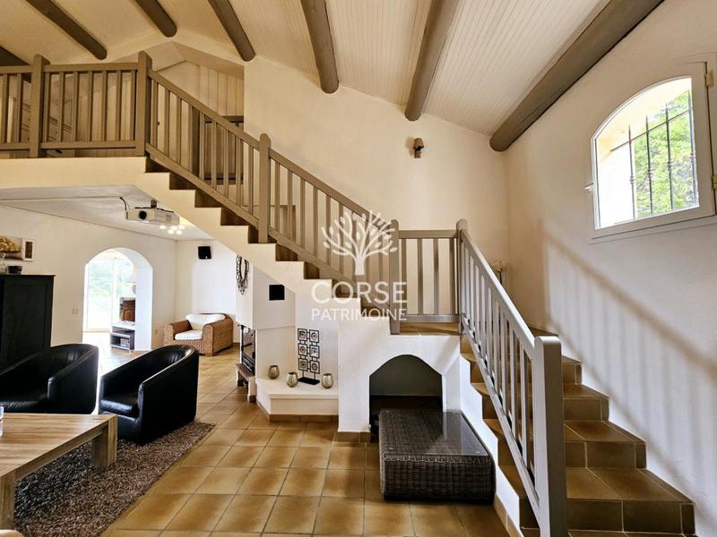 Villa - 242 m² - 9 pièces