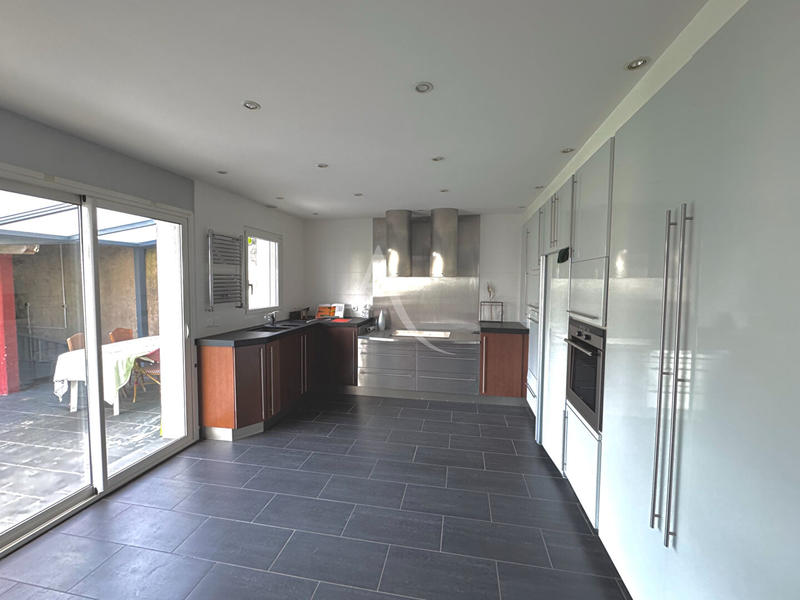 Maison - 209 m² - 8 pièces