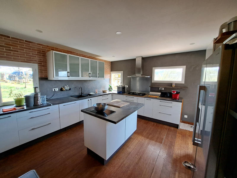 Maison - 260 m² - 9 pièces