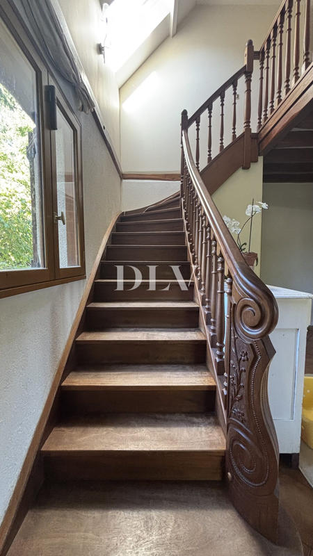 Maison - 214 m² - 8 pièces