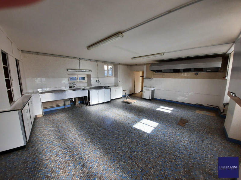 Maison - 2 260 m² - 65 pièces