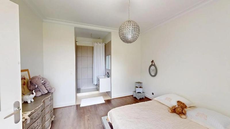 Propriété - 240 m² - 9 pièces