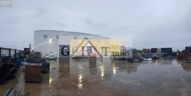 Entrepôt - 1 050 m²
