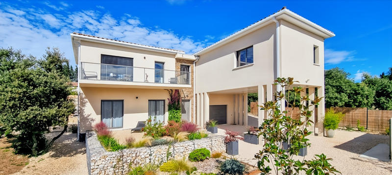 Maison - 220 m² - 8 pièces