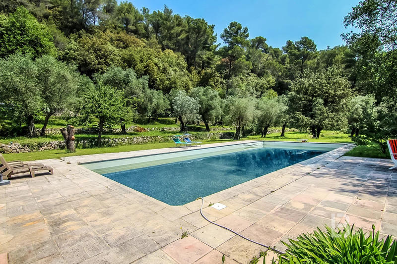 Maison - 260 m² - 11 pièces