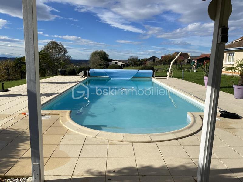 Maison traditionnelle - 305 m² - 7 pièces