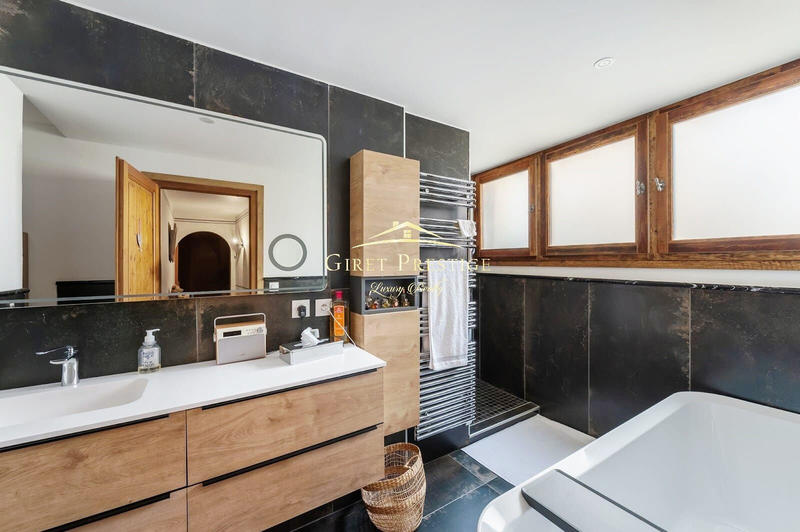 Maison - 204 m² - 10 pièces