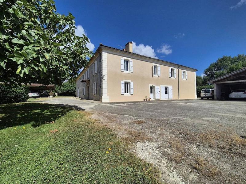 Maison - 400 m² - 11 pièces