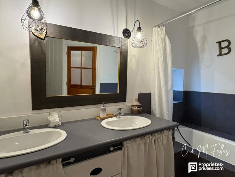 Maison - 205 m² - 9 pièces