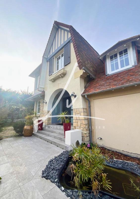 Maison - 185 m² - 8 pièces