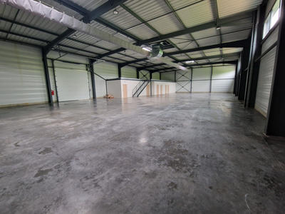 Entrepôt - 695 m²