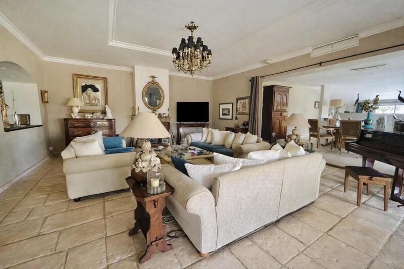 Propriété - 254 m² - 6 pièces