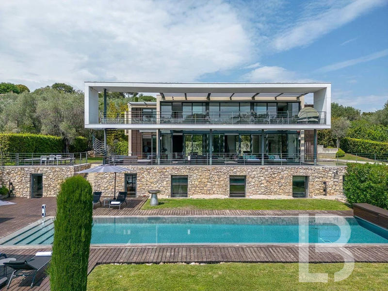 Maison - 480 m² - 8 pièces