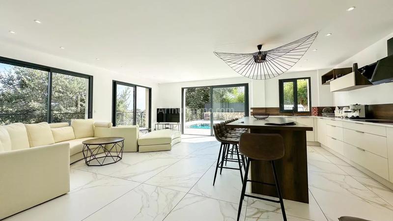 Maison - 200 m² - 6 pièces