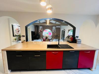 Maison - 228 m² - 8 pièces