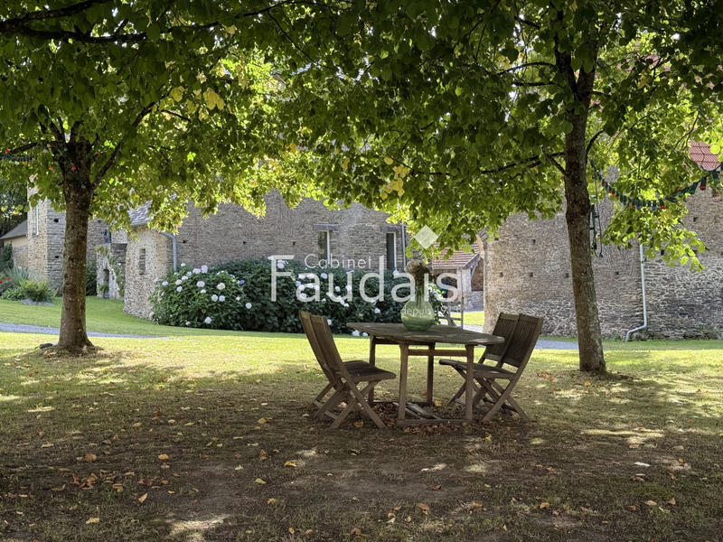 Propriété - 230 m² - 9 pièces