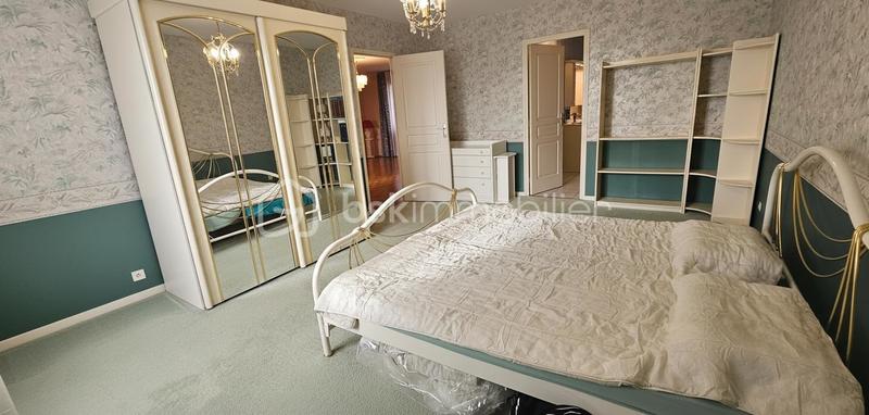 Demeure - 241 m² - 8 pièces