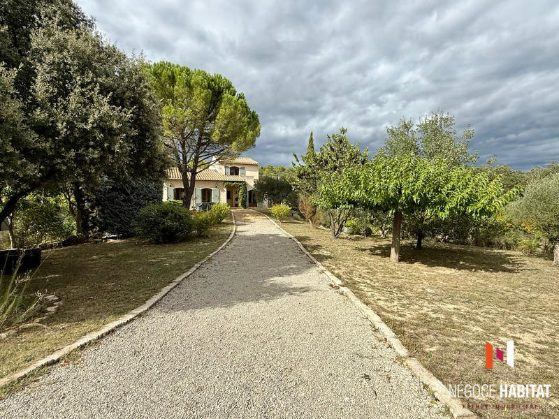 Maison - 220 m² - 8 pièces