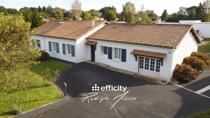 Maison - 220 m² - 8 pièces