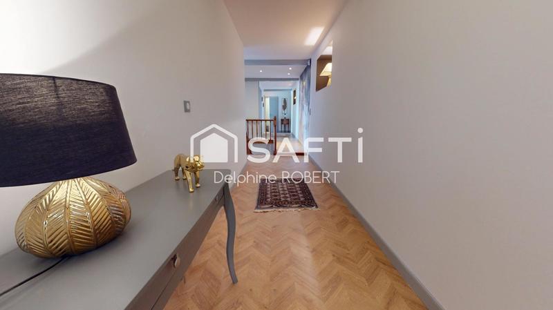 Maison - 275 m² - 8 pièces