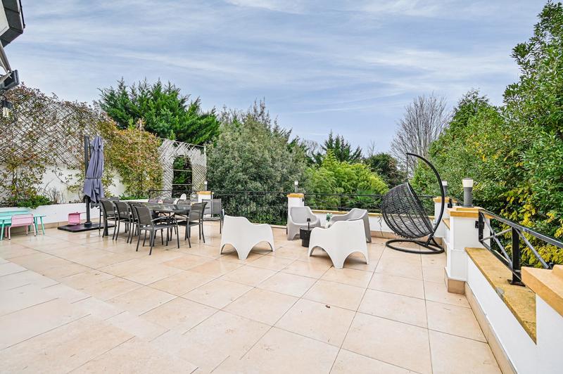 Maison - 418 m² - 9 pièces