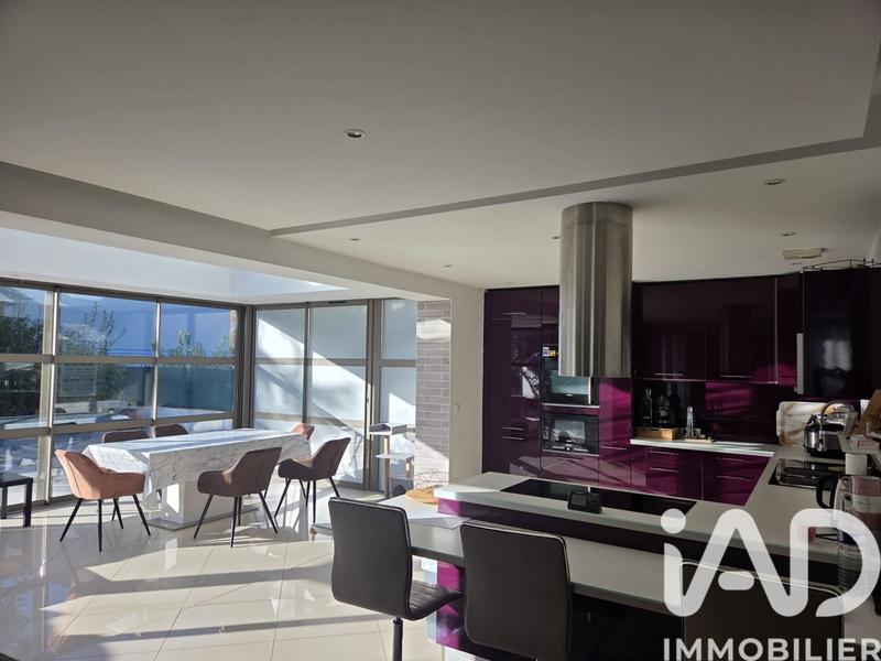 Maison - 235 m² - 7 pièces