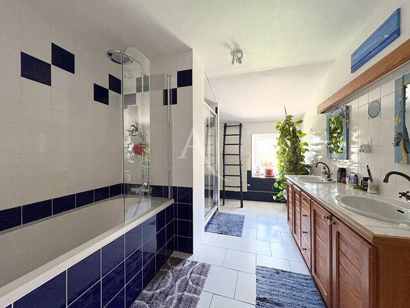 Maison - 262 m² - 8 pièces