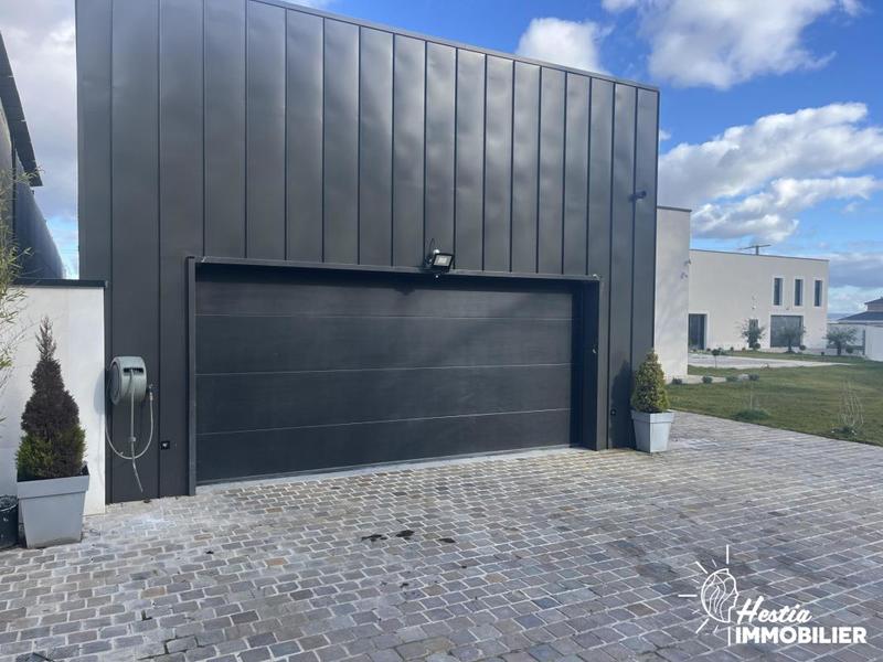 Propriété - 242 m² - 6 pièces