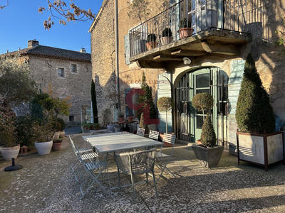 Maison - 285 m² - 9 pièces