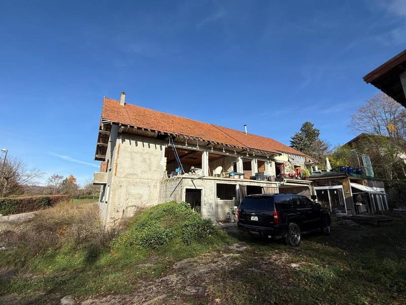 Maison - 1 050 m² - 12 pièces