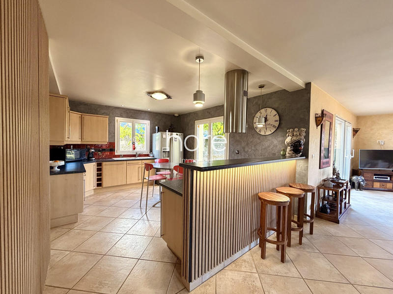 Maison - 230 m² - 6 pièces