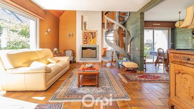 Maison - 221 m² - 11 pièces