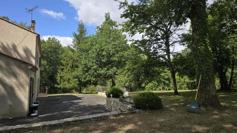 Propriété - 240 m² - 9 pièces