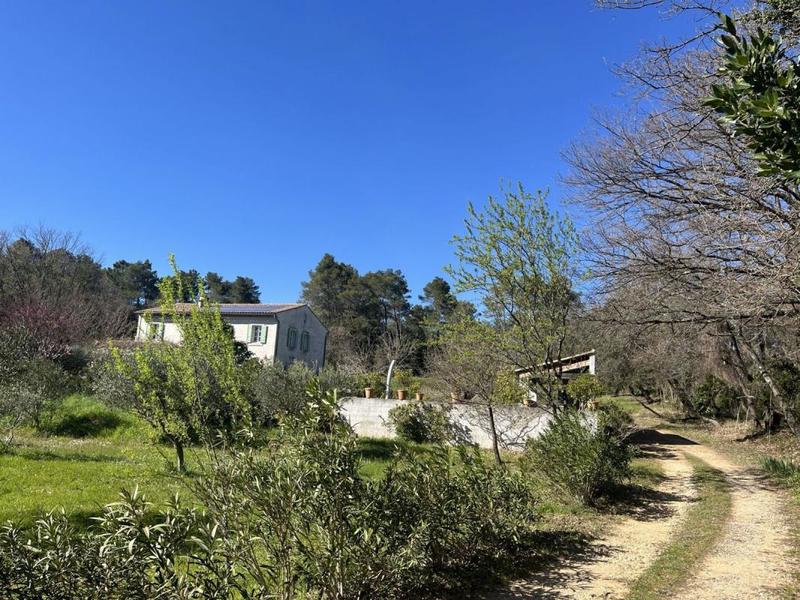 Terrain constructible - 1 050 m²