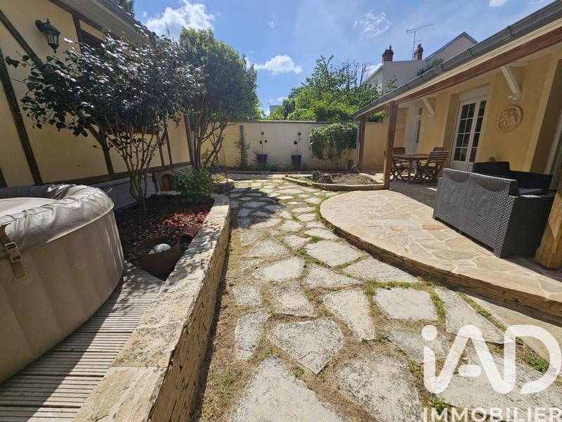 Maison - 185 m² - 9 pièces