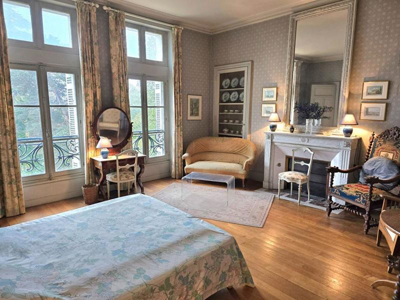 Demeure - 417 m² - 12 pièces