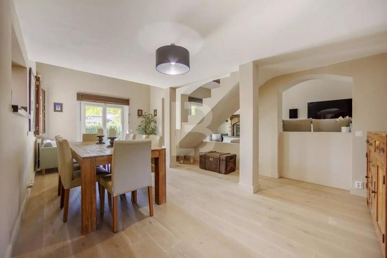 Villa - 196 m² - 6 pièces