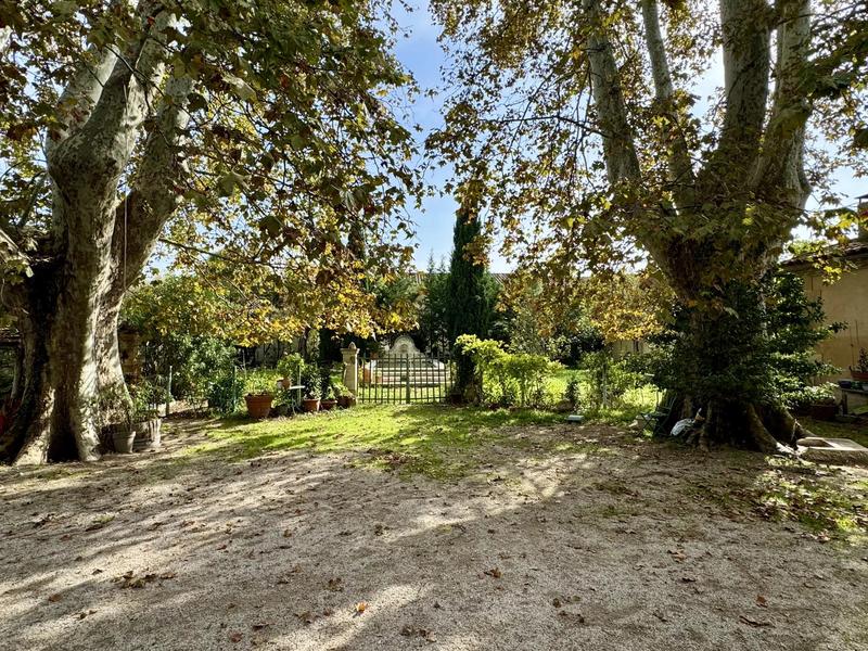 Maison - 325 m² - 13 pièces