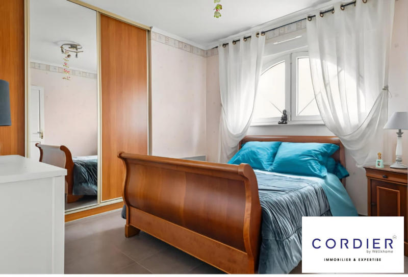 Maison - 181 m² - 8 pièces